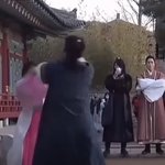 [이것좀봐줘] 여돌 한 명이랑 남돌 한 명 <b>몸싸움</b> 했대..