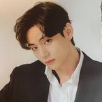 뷔 이사진 <b>황민현</b> 닮았다