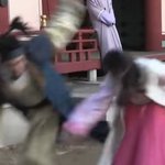 아이유가 백현을 내다던지면?