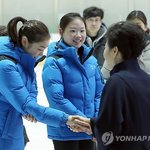 김연아 소개시켜주는 박근혜.jpg