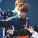 [NCT즌] 이동혁은 더 이상 아디다스를 <b>입지</b> 않아