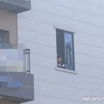 [속보]건물 방화하겠다 흉기든 남성 4시간째 <b>대치</b>중