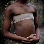 숨기고, 성폭행 막기 위해… <b>여아</b> 가슴에 '인두질'하는 카메룬 풍습