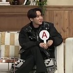 방탄 의자가 너무 낮아서 다리 <b>주체</b>를 못함