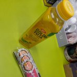 [19] <b>연어</b>롤이랑 유자음료수 먹고있는중 개존맛 ㅜ