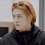 [NCT즌] 아 난 안경이든 선글라스든 머리 <b>위에</b> 올려 쓰는거 존좋