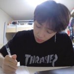 얘 <b>볼펜</b> 잡는거 봐