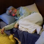 뽀뽀도 갈겼으니 이제 <b>자러</b>가야겠다