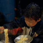 <b>냄비</b>뚜껑에 먹는 라면맛 알죠?