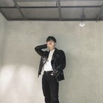 [펜타곤] <b>홍시</b> 사진 속 신발