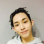 이딴 머리를 하고 셀카를 찍어도
