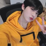[모두드루와] 어깨에 아이<b>패드</b> 끼운 듯한 남돌