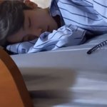 [누군지알고] 침대에서 파란 잠옷 입고 자고 있는 남자 연예인 누군지...