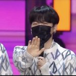 [방탄소년단] 고먐미 <b>왼손</b>으로 엠아씨 들기 가능하다 ㅠㅠㅠㅠ