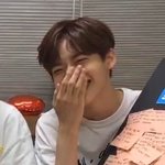 <b>조신</b>하게 웃는 남자 아이돌