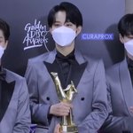 [NCT] 상 <b>소중</b>하게 들고있는 거 너무 귀여워..