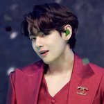 근데 뷔 같은 원색<b>수트</b>라도