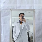 김태형 <b>흰색</b>, 회색, 금색, 검은색 슈트 제발 봐줘
