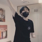 <b>이사진속</b> 사람 누구인거같아?