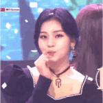 [여자친구] 오늘 스케줄 있는데도 브이앱 켜준 김<b>엄지</b>는