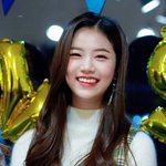 사과 한 입 <b>베어</b> 문 상큼 女돌