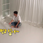 거울 셀카찍는 나은이