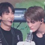 [NCT즌] 친구 물 편하게 마시라고 자기가 먹은 <b>빨대</b> 공유하는...