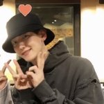 변백현 <b>이사진</b> 볼 때마다 웃기다