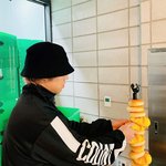 [드루와] <b>노라조</b>와 박지훈이 같은 소속사인 게 실감나는 사진.