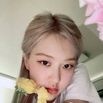 <b>로제</b> 솔로 아주 꽁꽁 숨기네