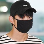 야 근데 <b>옥택연</b> 귀 왤케 신기하게 생겼냐
