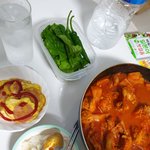 <b>배달</b>음식 참고 있는 자취생의 식사