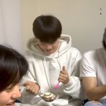 케이크 열심히 <b>주걱</b>으로 퍼먹는 효지니