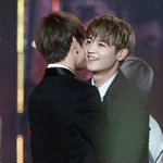 뷔 <b>민호</b> 다정하게 끌어안고 있길래