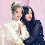 <b>다현</b>이 작은거야 신비가 큰거야