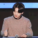 방탄 정국 이거 웃는거 이상하지않냐