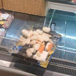 아이가 쏟은 초밥 주워놓고 그냥 간 엄마 거센 비난