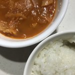 밥 먹는 중