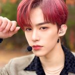 <b>조명</b>보다 얼굴이 더 화려하고 밝다..