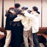 [펜타곤] 우리 팬톡에서 작은 <b>인원</b>으로 으쌰으쌰 한거 기억남??