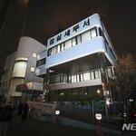 서울 잠실세무서 내 <b>민원인</b> 칼부림…범인 사망·3명 부상