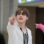 [NCT즌] 욱희가 <b>정면</b>에 손가락 찌르는 사진 있는사람 ㅠ