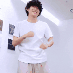 <b>김뷔</b> 웃을때 징짜 긔여움
