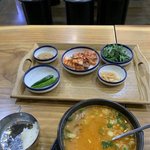 6시에 일어나서 지금 국밥집에서 <b>돼지</b>국밥 조지는중
