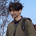 이 사람 누군지 아는 사람..