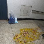 달걀 <b>남</b>의 집 앞에 깨뜨리고 <b>안</b>치우고 가시면 어떡해요..
