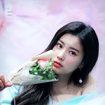 女돌의 <b>은은</b>한 반짝임 가진 눈매