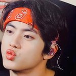 방탄 진 입술 깨물면