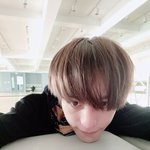 [NCT즌] 사진 <b>확대</b>해서 거울 비친거봐바
