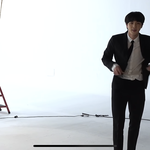[방탄소년단] 아니 신발 <b>양쪽</b> 다 벗고 수트까지 벗길래